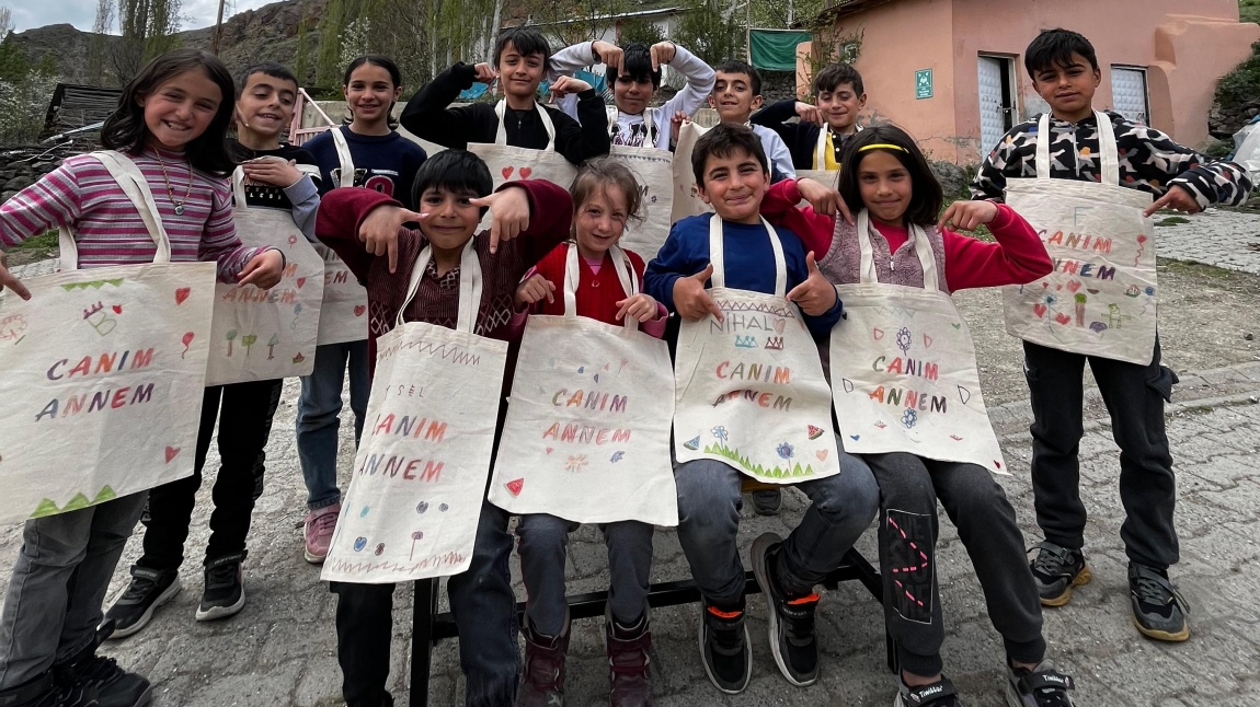 Minik Ellerden Annelere Anlamlı Hediye: Bez Çanta Tasarladılar
